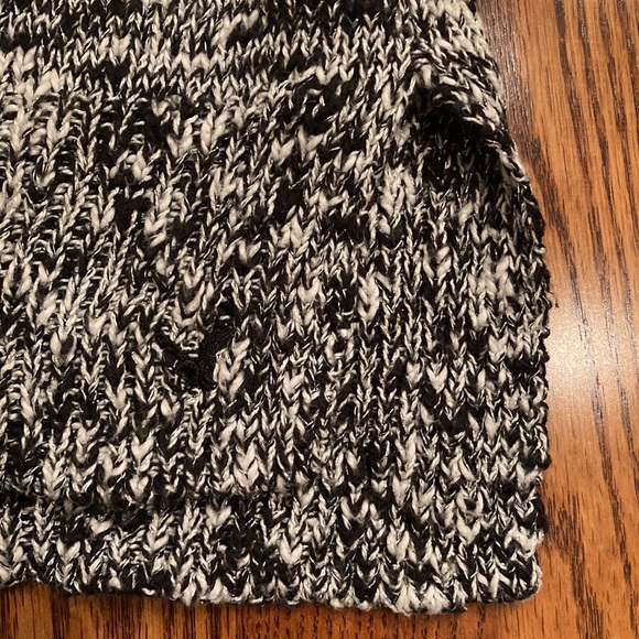 American Eagle black/white silver thread v-neck sweater - Picture 7 of 7
